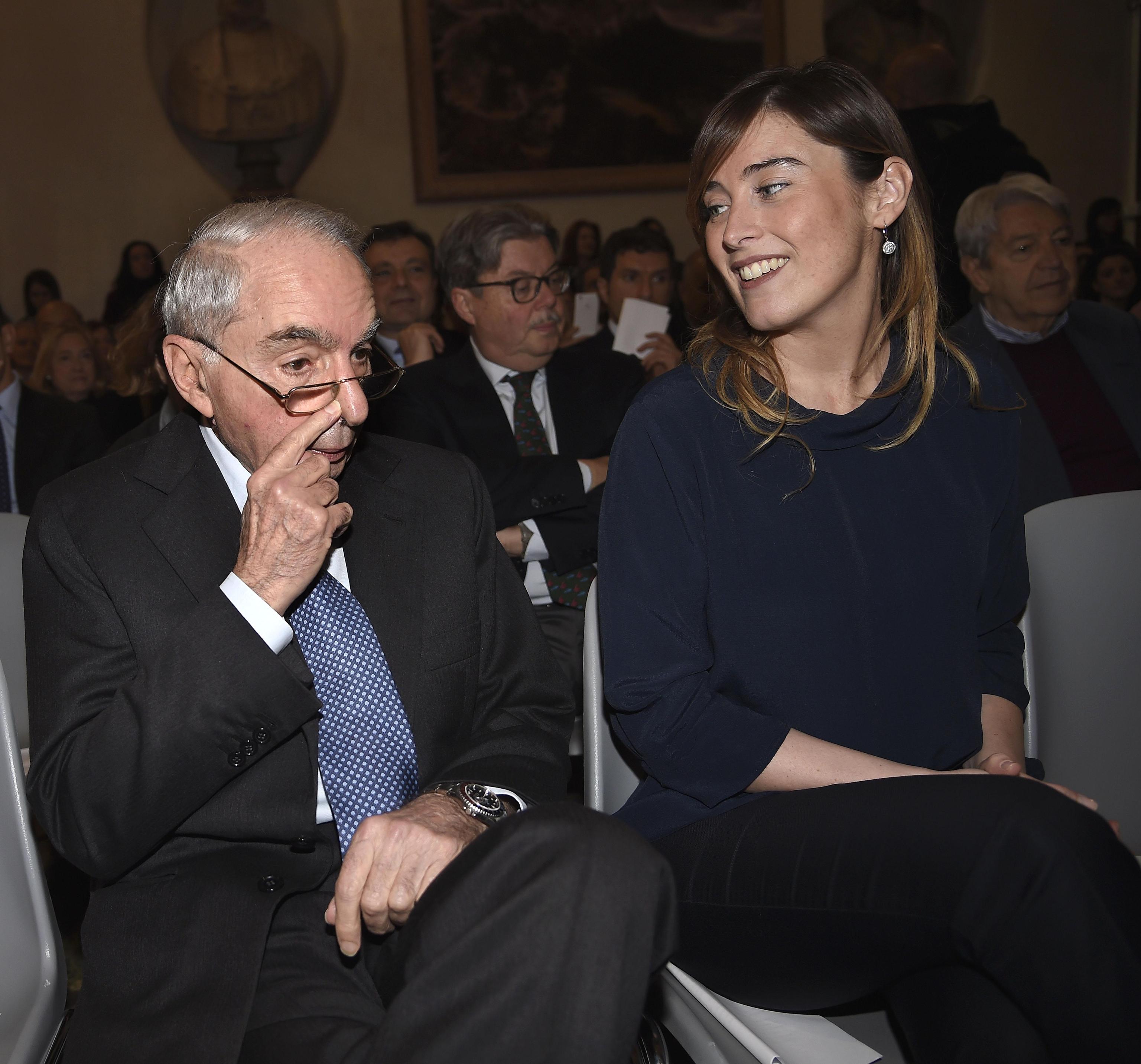 Maria Elena Boschi, look bocciato: blu e nero abbinati FOTO 6