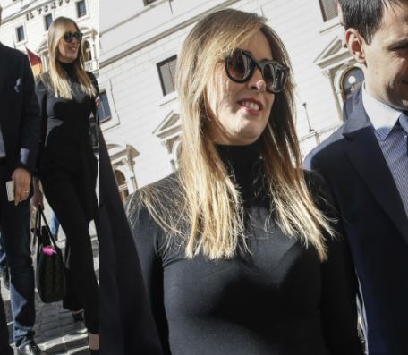 Maria Elena Boschi, look da urlo: pantaloni neri e tacchi FOTO