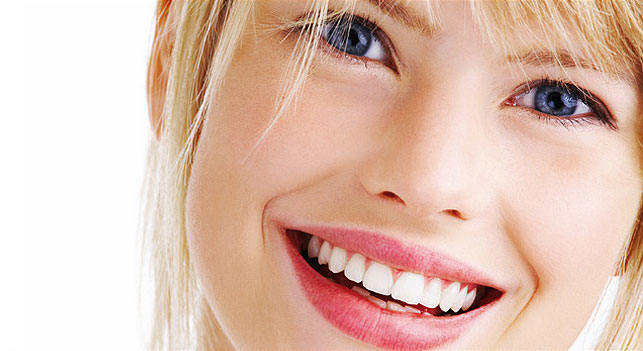 Denti e smalto, 5 abitudini naturali che fanno male al sorriso