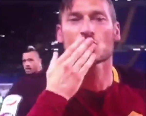 Francesco Totti, il gesto per Ilary Blasi dopo il gol VIDEO