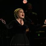 Adele rimprovera fan: "Smetti filmare, goditi il concerto"