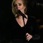 Adele rimprovera fan: "Smetti filmare, goditi il concerto"2