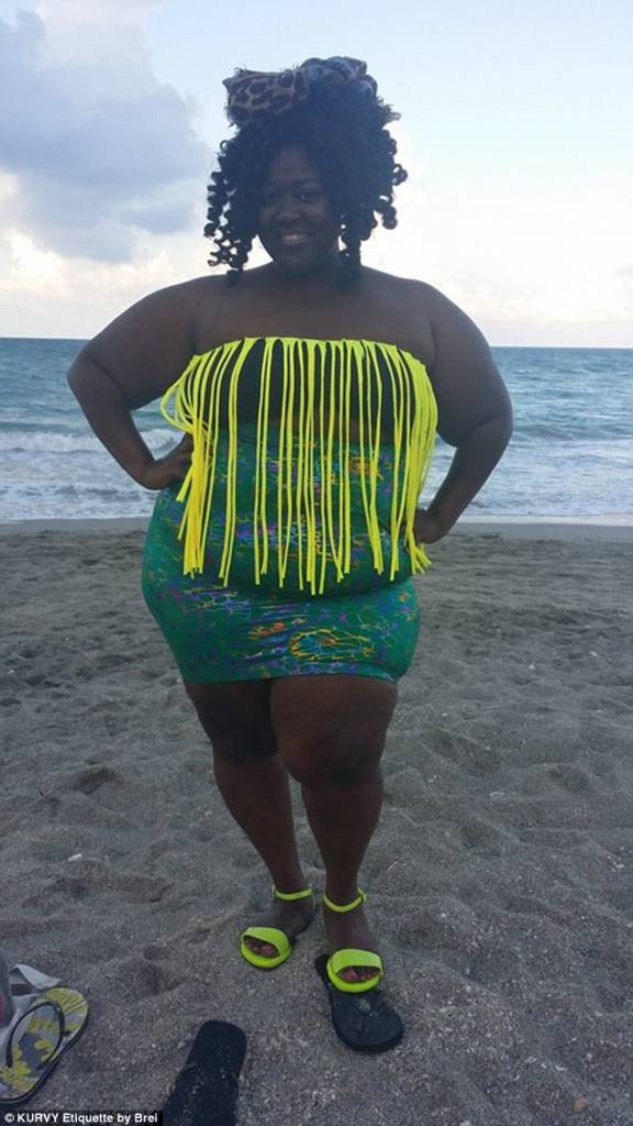 Clarissa è "curvy" posa in bikini per dar voce a quelle come lei