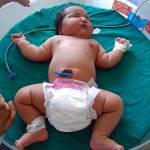 India, neonata pesa quasi 7 chili