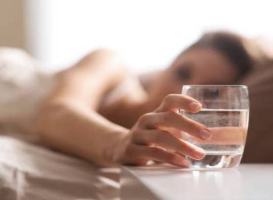 La mattina bevi l'acqua lasciata su comodino? Errore: ecco perché