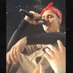 Justin Bieber piange sul palco mentre canta VIDEO
