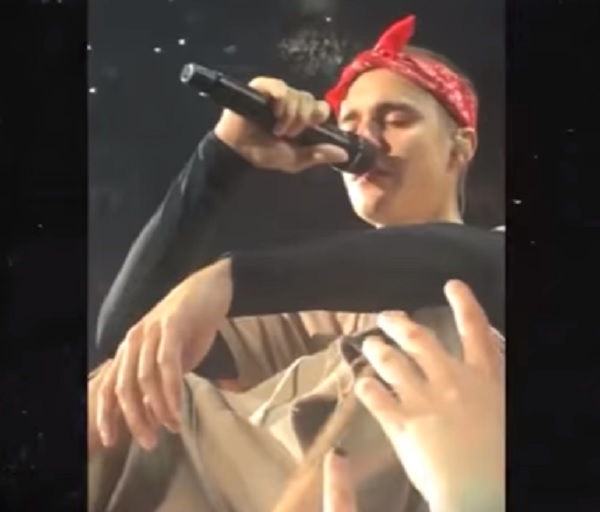 Justin Bieber piange sul palco mentre canta VIDEO