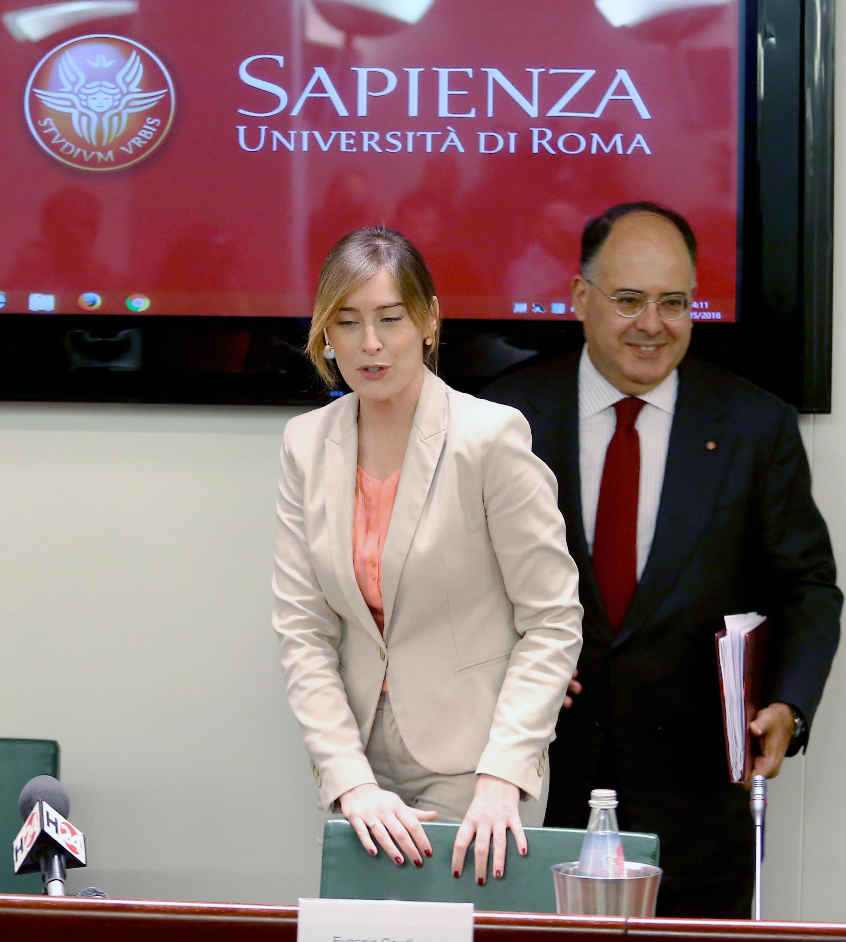 Maria Elena Boschi look: elegante in completo beige FOTO