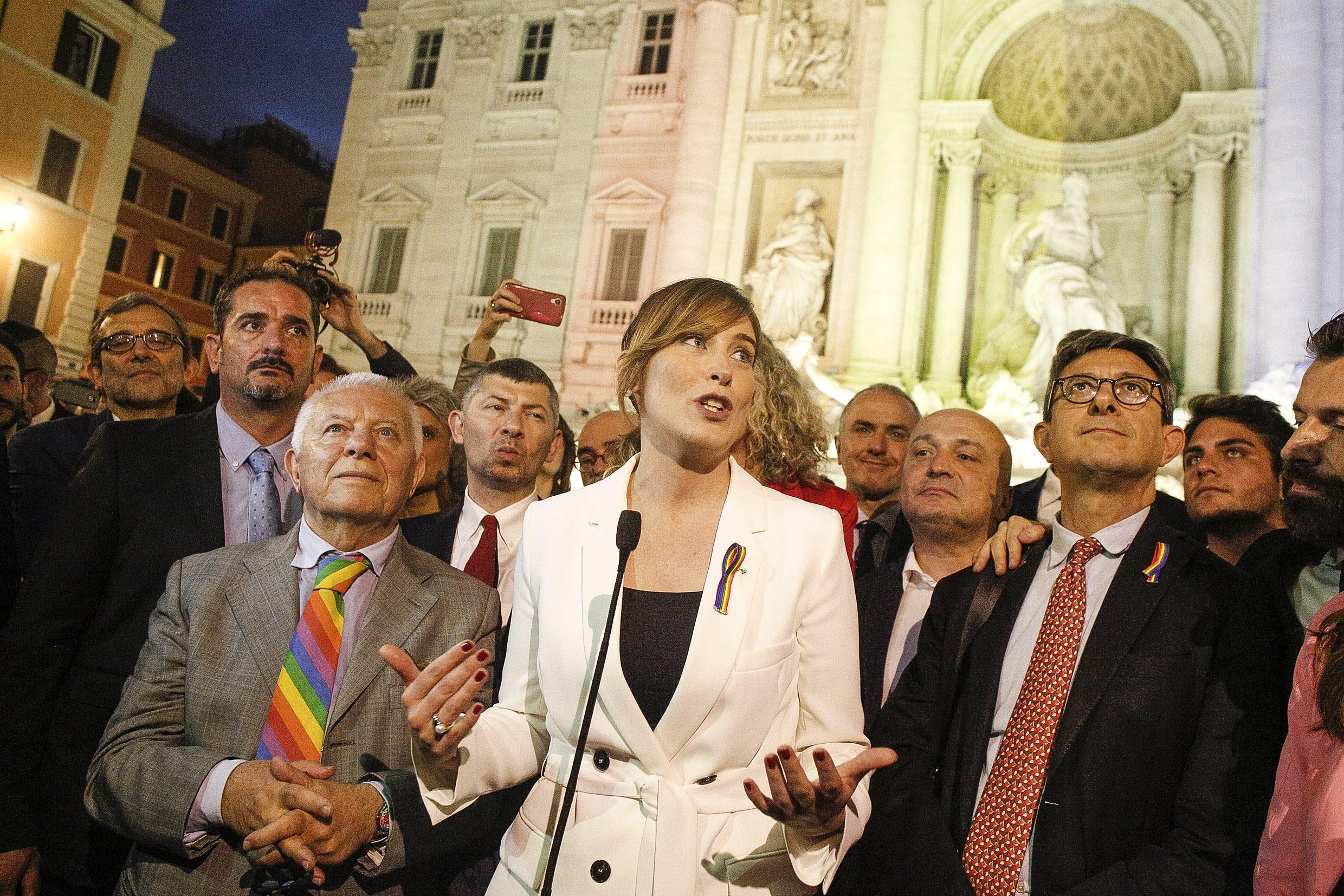 Unioni Civili, Maria Elena Boschi festeggia con spilla arcobaleno