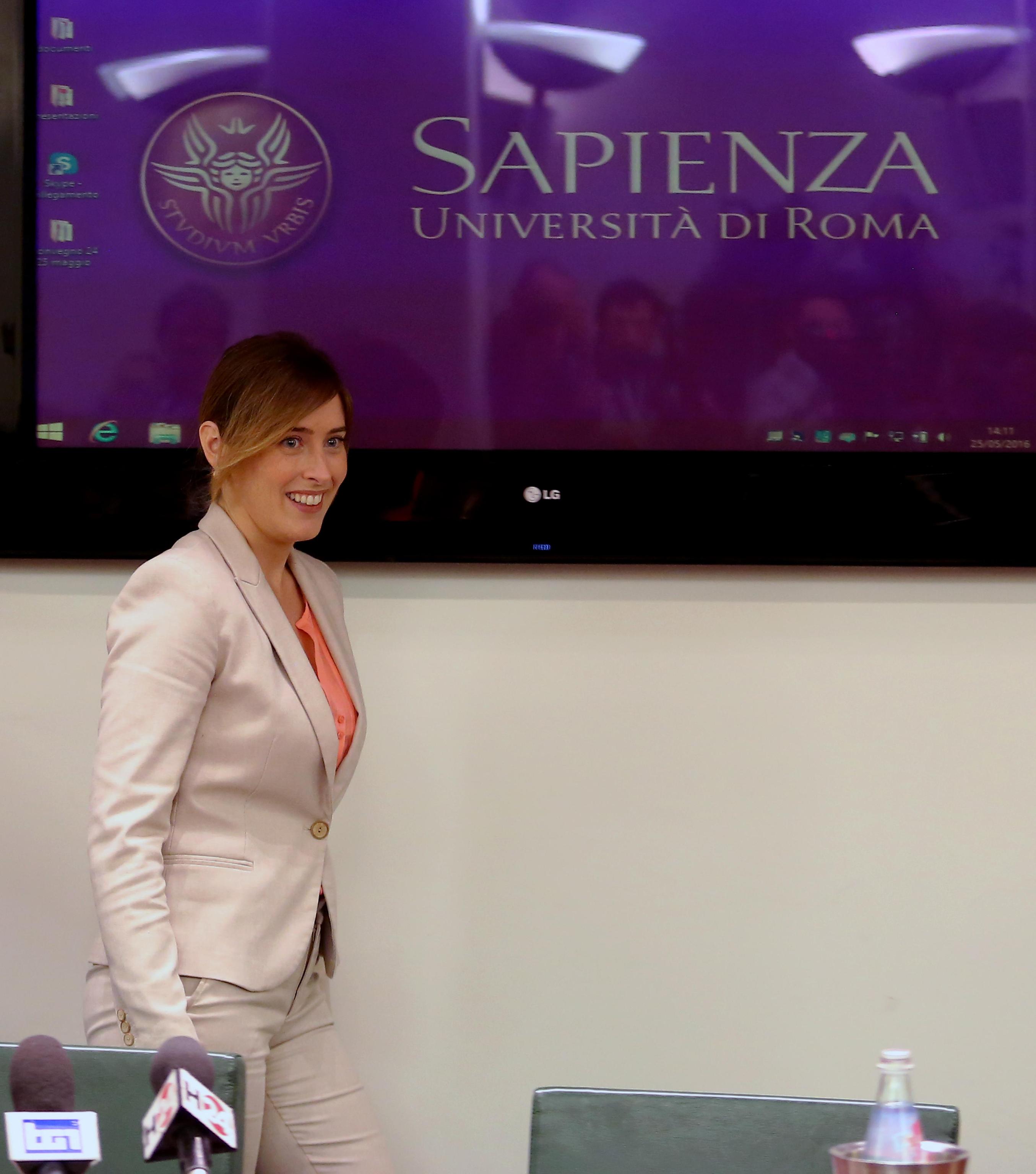 Maria Elena Boschi look: elegante in completo beige FOTO 1