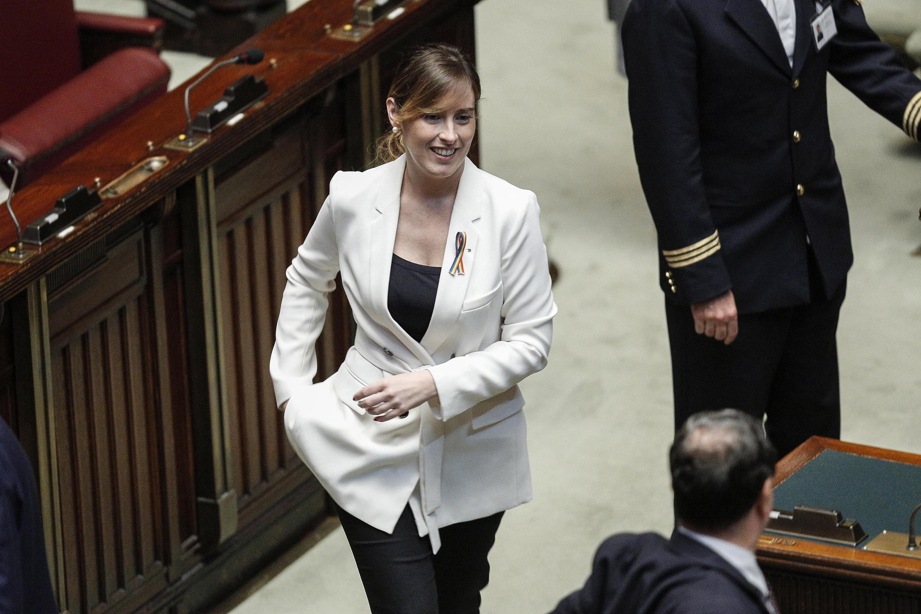 Unioni Civili, Maria Elena Boschi festeggia con spilla arcobaleno