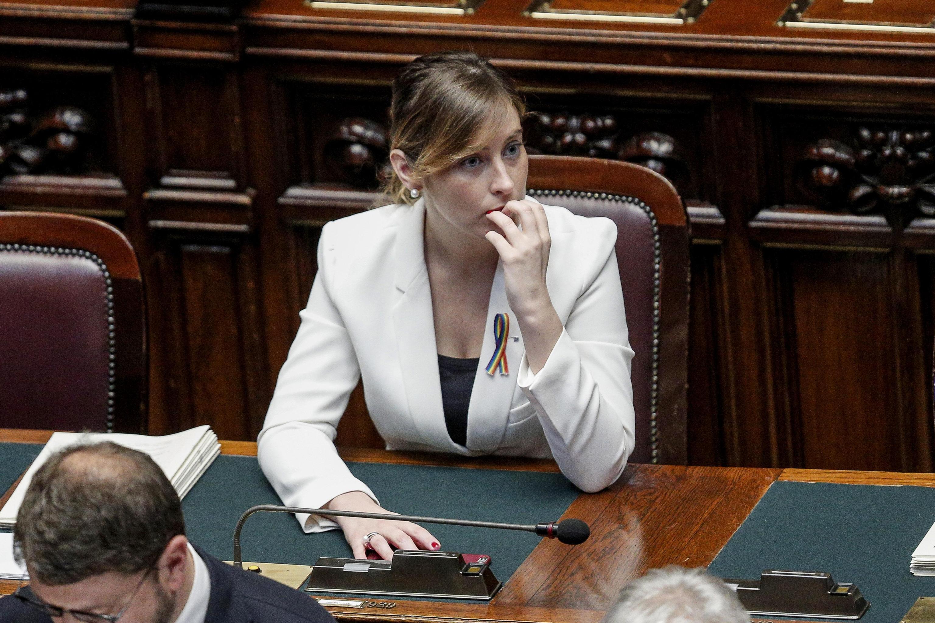 Unioni Civili, Maria Elena Boschi festeggia con spilla arcobaleno