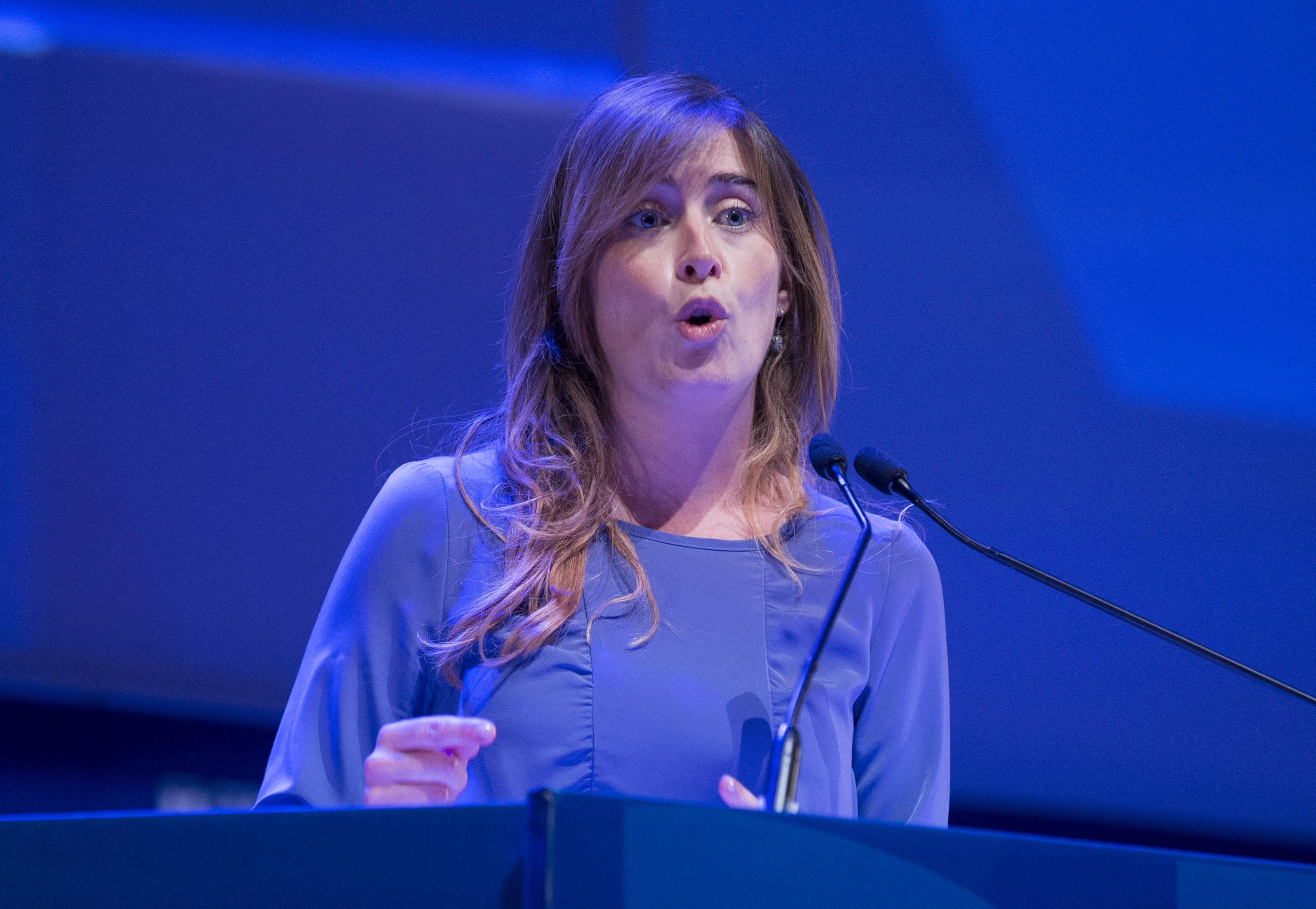 Maria Elena Boschi: mini abito viola e tacchi FOTO