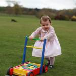 Kate Middleton fotografa Charlotte: la principessina ha 1 anno