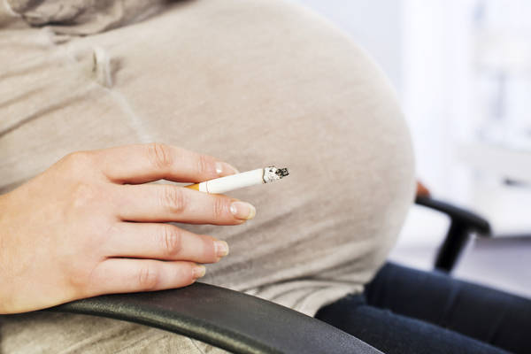 Fumare in gravidanza aumenta rischio schizofrenia per il bebè