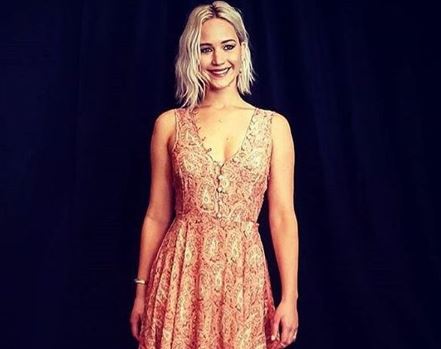 Jennifer Lawrence, abito scollato firmato Altuzarra FOTO