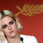 Kristen Stewart a Cannes con la ricrescita: look bocciato FOTO