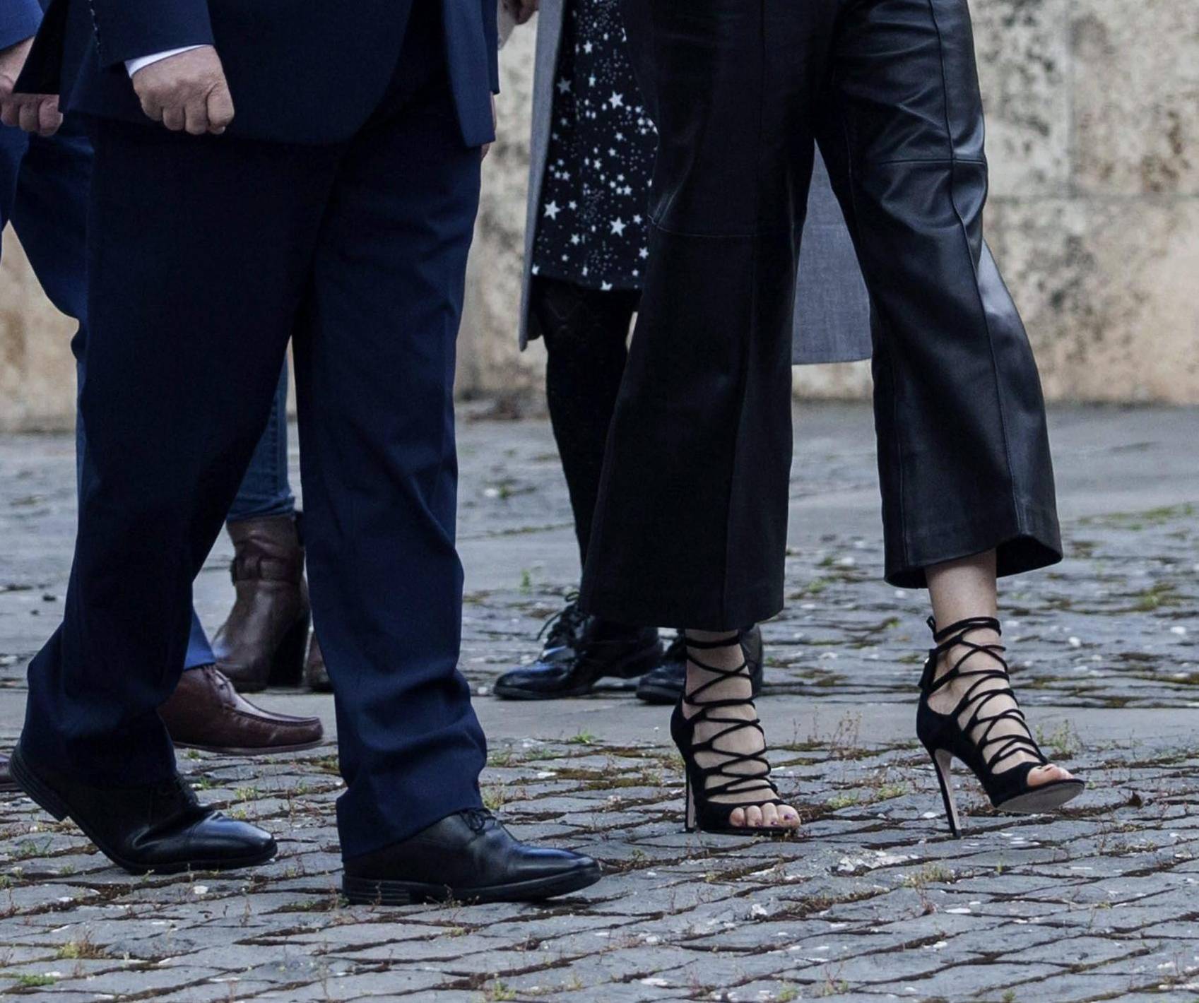 Letizia Ortiz, look impeccabile: sandalo stringato nero FOTO