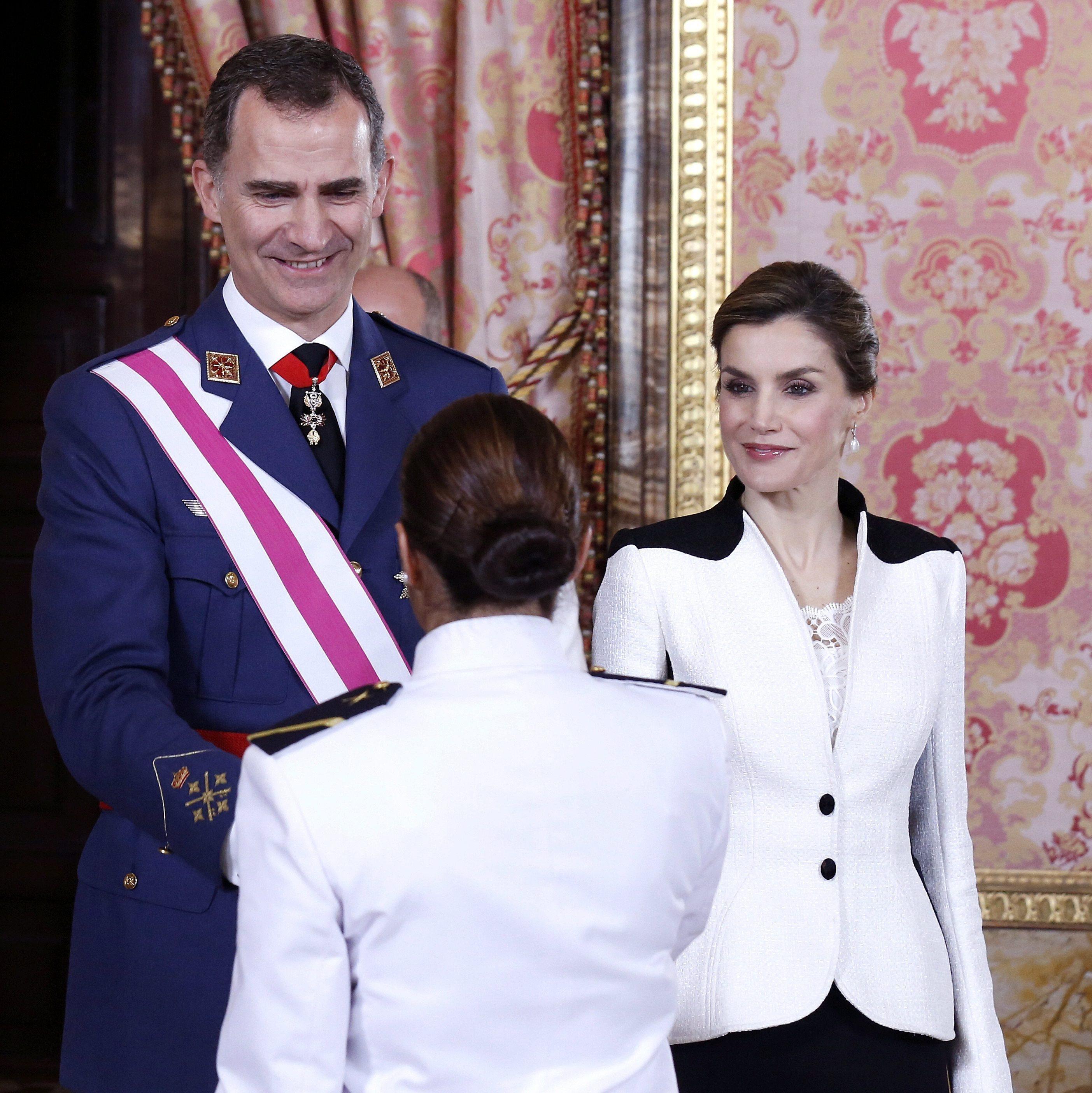 Letizia Ortiz: chignon e tailleur bicolor FOTO