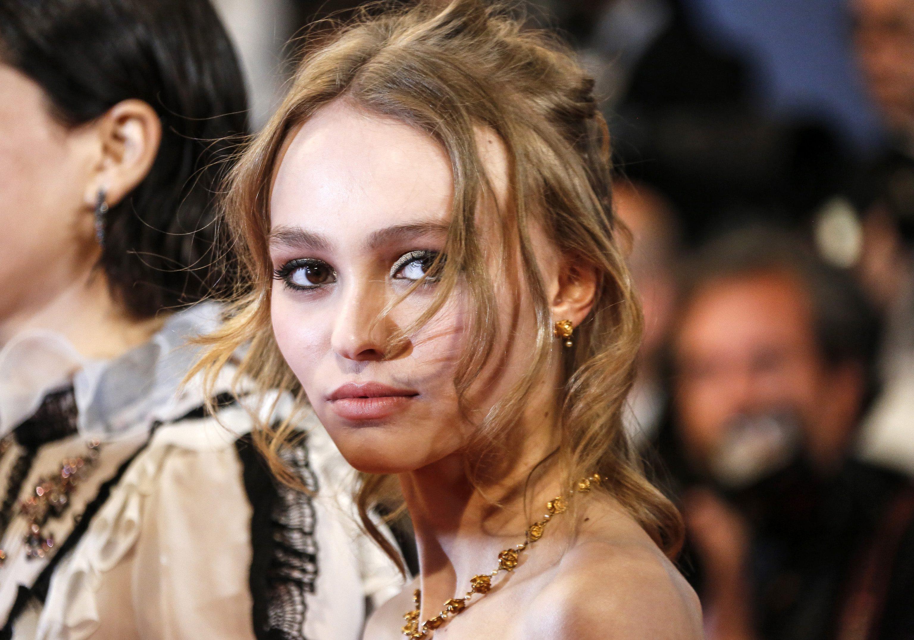 Lily Rose Depp sempre più magra: quasi scheletrica