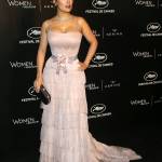 Salma Hayek, scollatura estrema a Cannes con abito Gucci FOTO 3