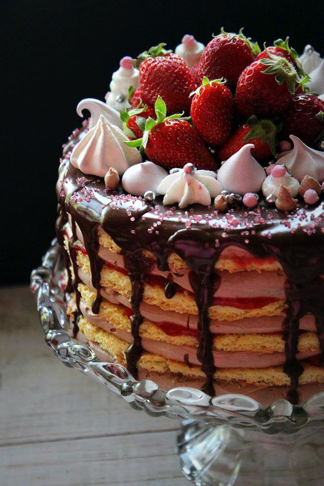 Strawberry Chocolate Naked Cake