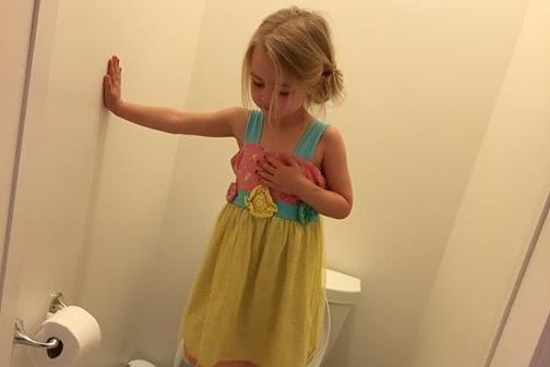 Figlia al bagno fa "acrobazie": mamma crede ad un gioco poi scopre..FOTO4