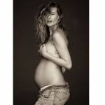 Behati Prinsloo incinta: FOTO col pancione su Insagram
