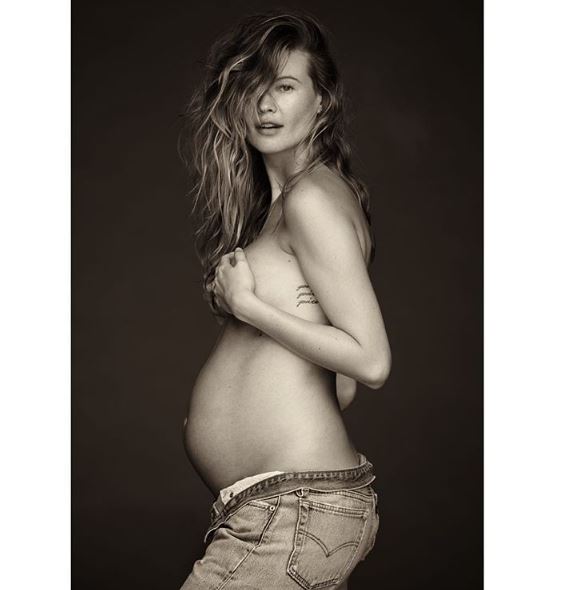 Behati Prinsloo incinta: FOTO col pancione su Insagram