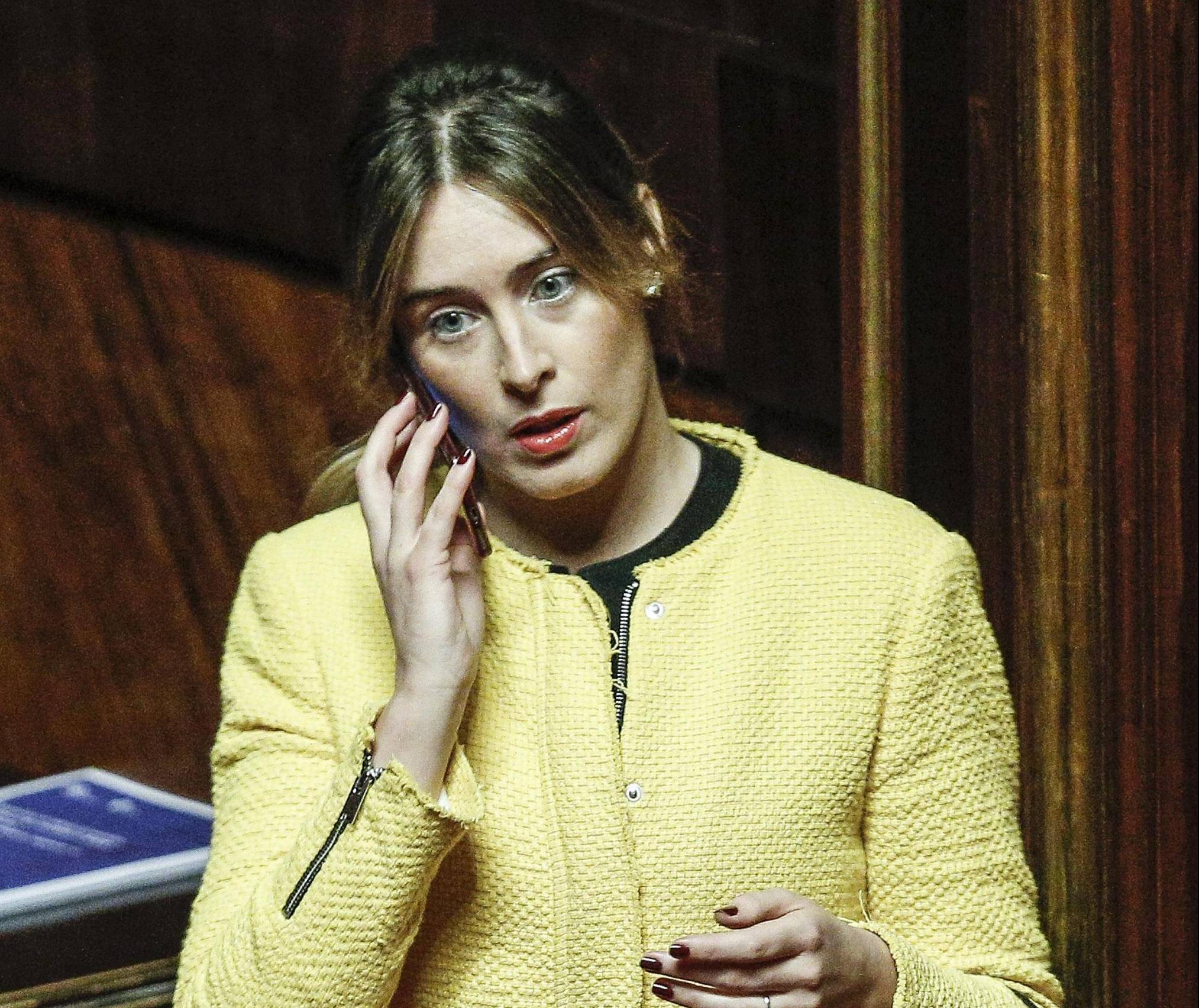 Maria Elena Boschi look: giacca gialla e longuette nera per l'incontro con il Presidente della Repubblica Sergio Mattarella, il sottosegretario Claudio De Vincenti, Carlo Calenda, Pier Carlo Padoan