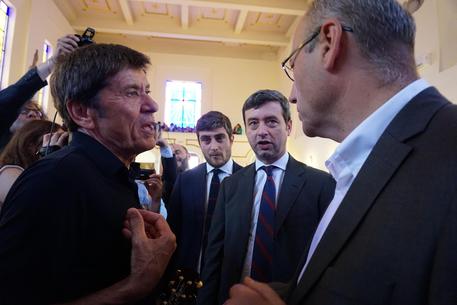 Gianni Morandi canta per detenuti Poggioreale