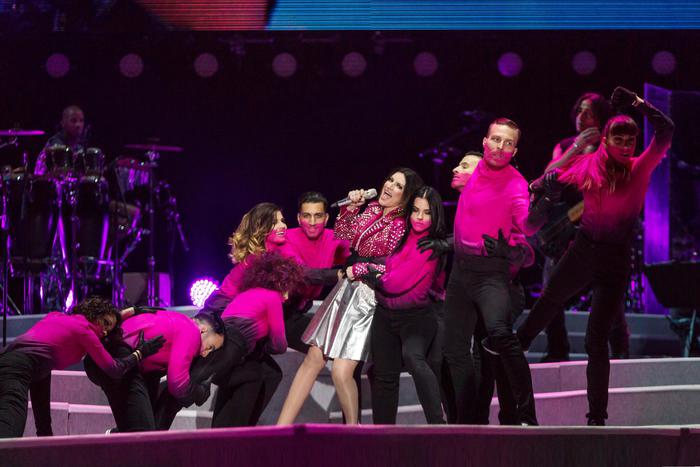 Laura Pausini regina di stile: ecco chi crea i suoi look