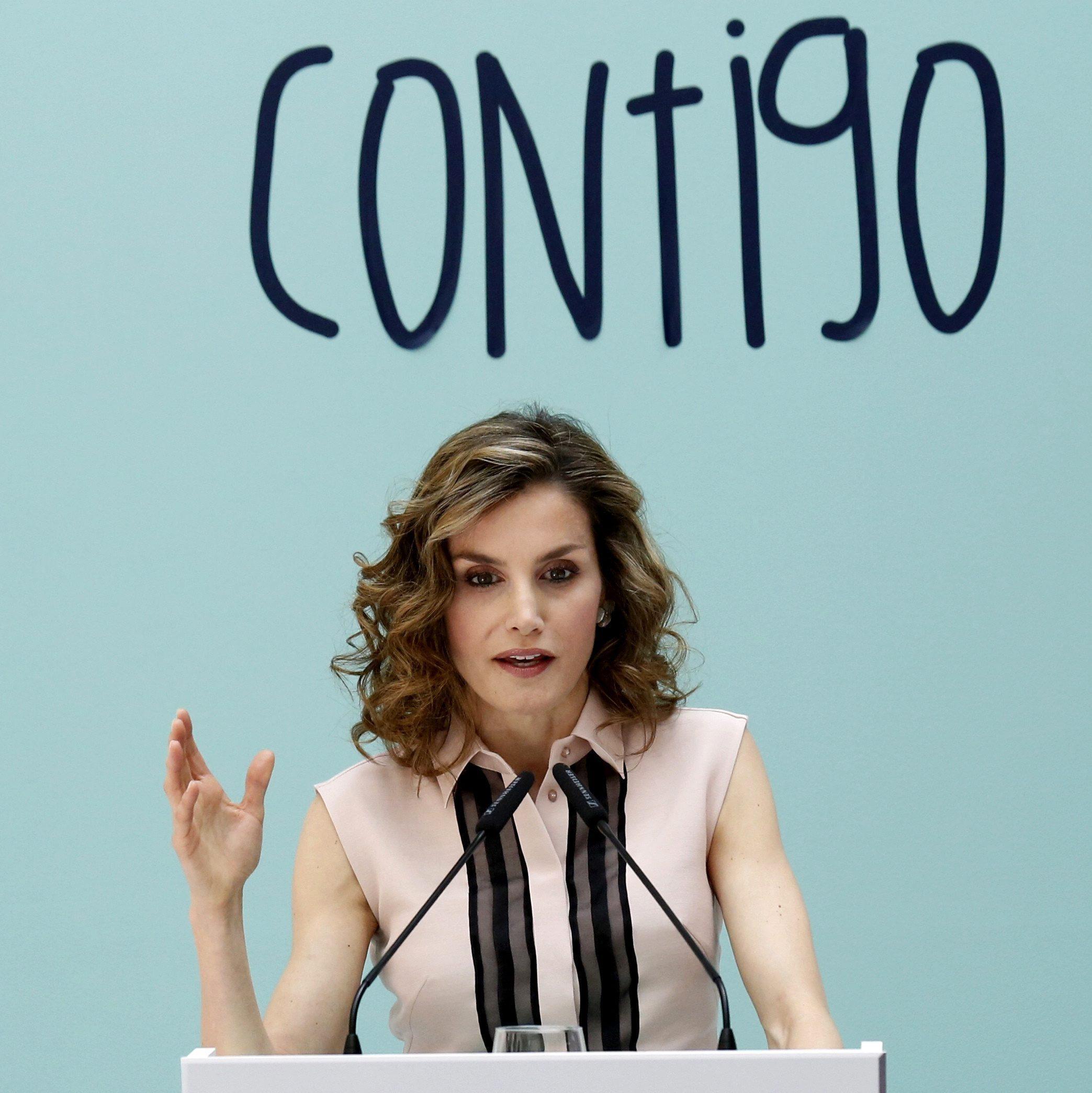 Letizia Ortiz, look da urlo: tubino aderente e tacchi FOTO