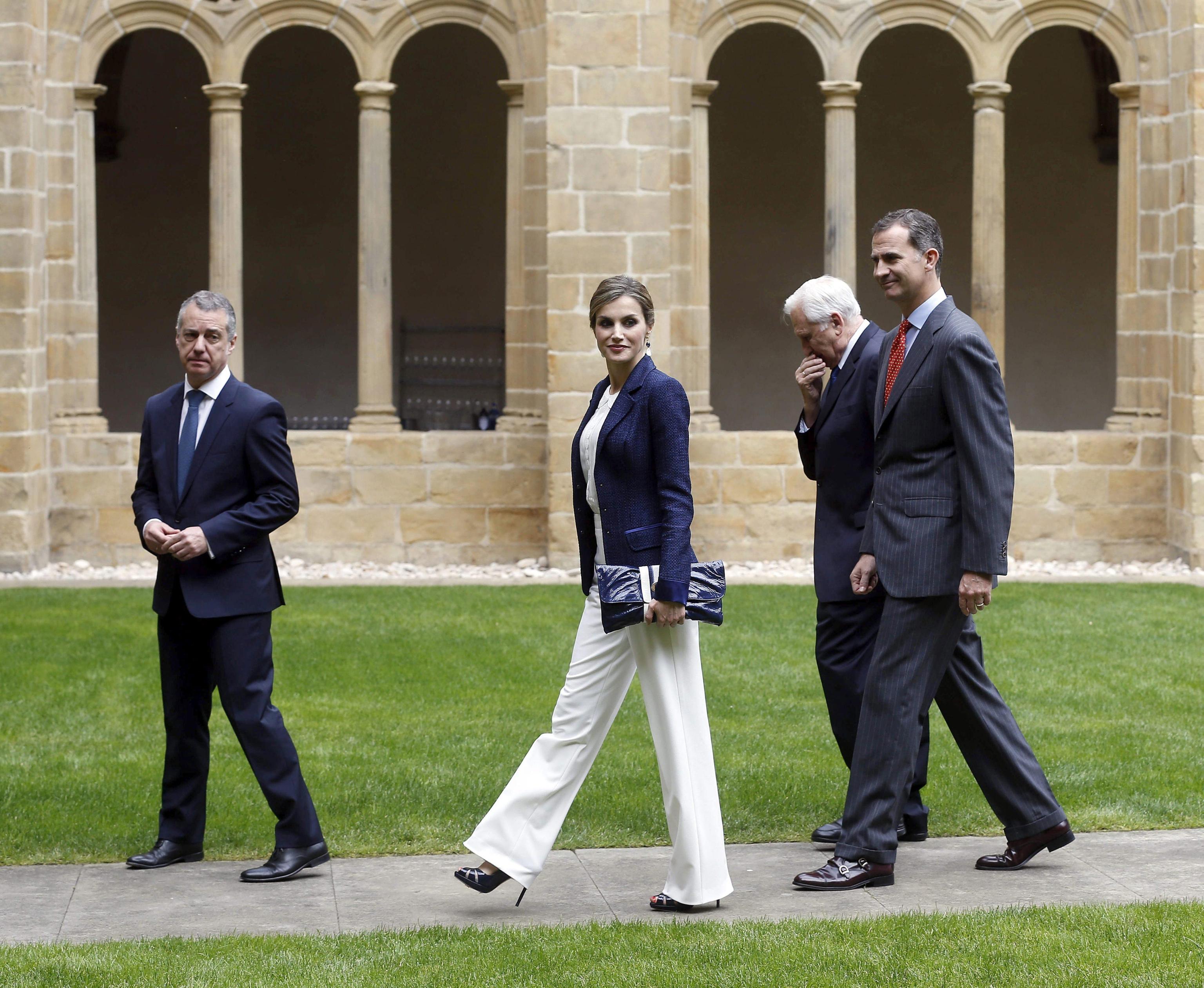 Letizia Ortiz look: pantaloni bianchi, giacca e chignon FOTO