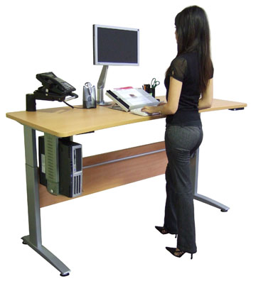 Lavorare alla scrivania in piedi? "Stesse calorie che seduti"