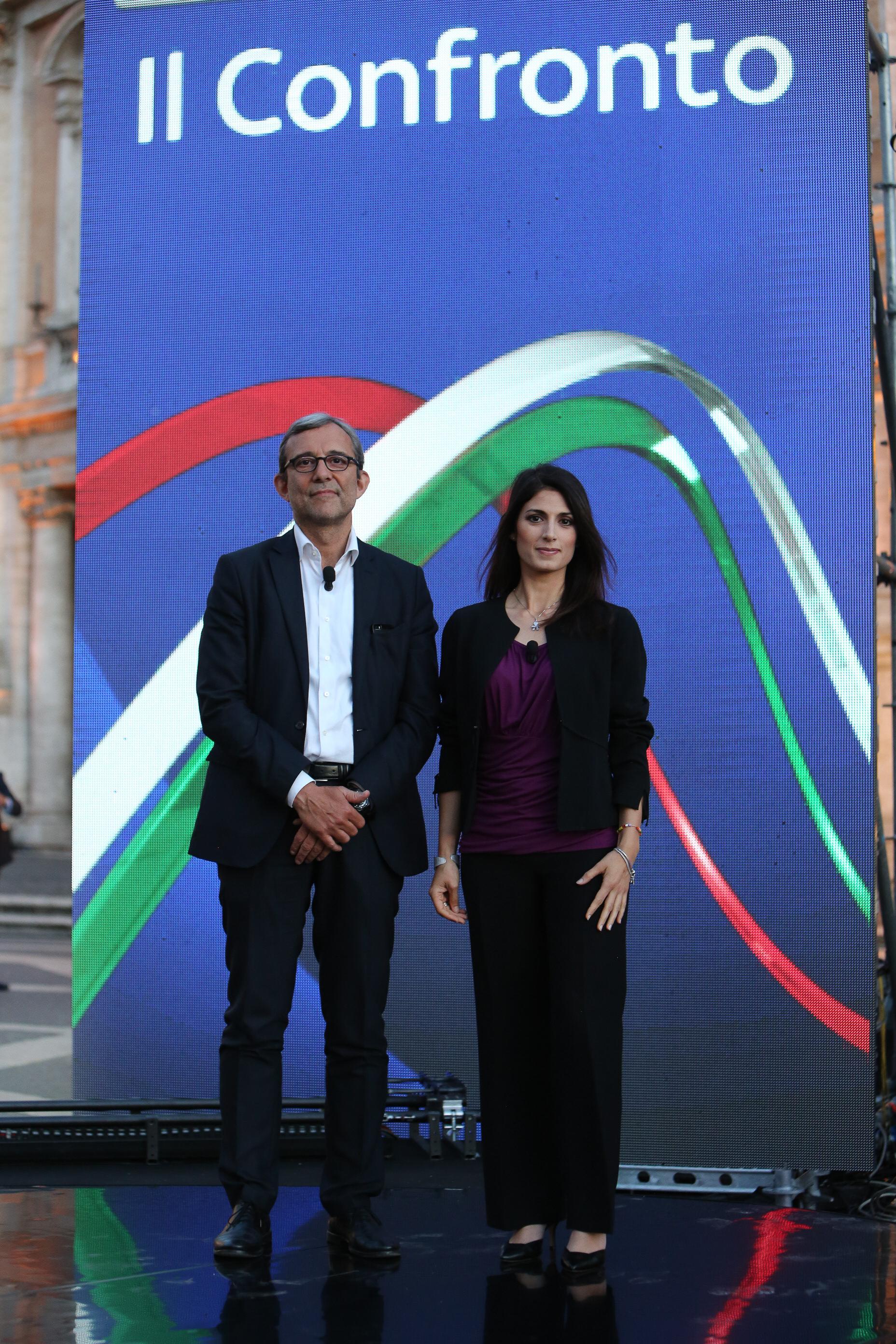 Virginia Raggi, pantaloni neri e blusa viola a Sky FOTO