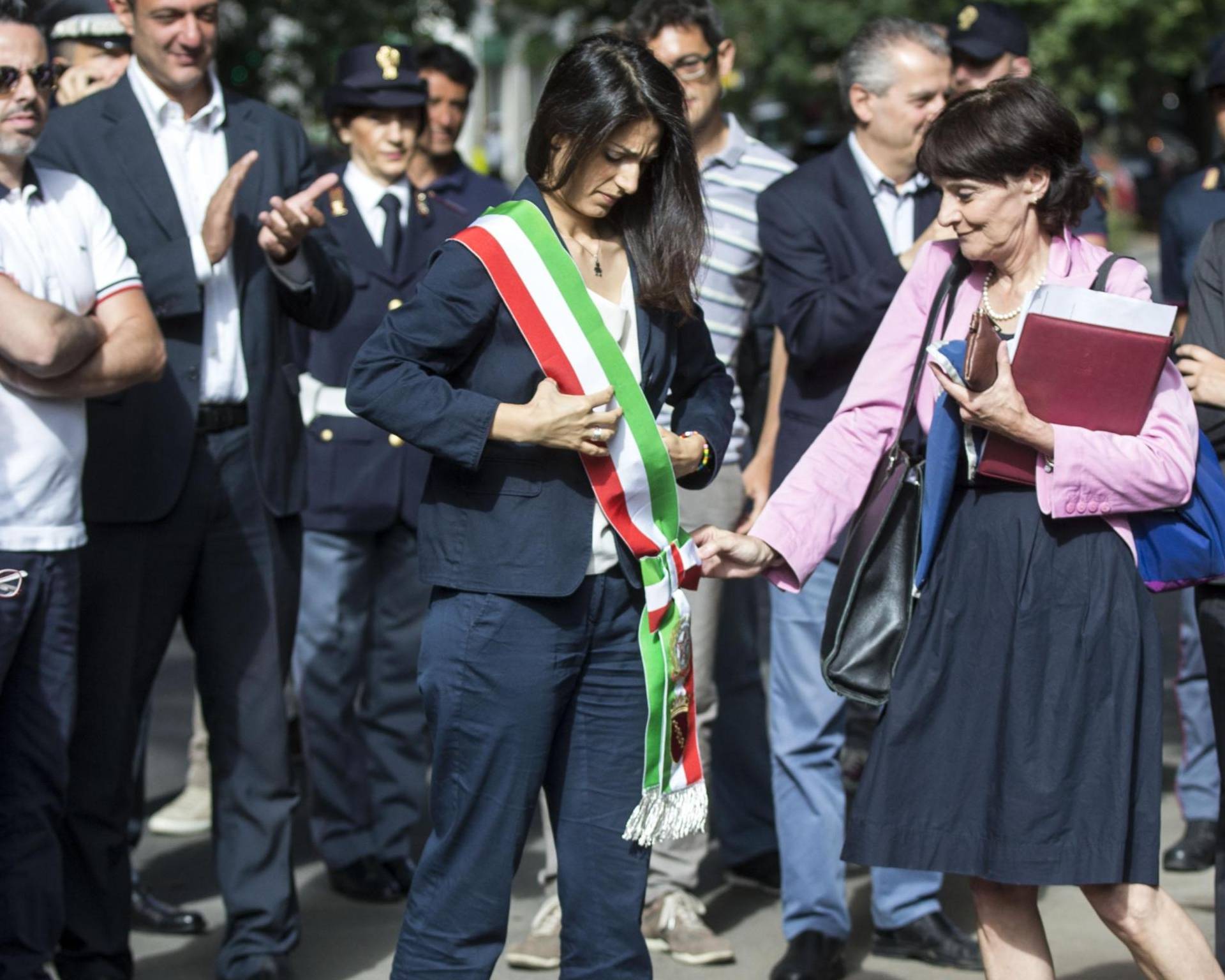 Virginia Raggi: completo blu e tacchi, look bocciato FOTO