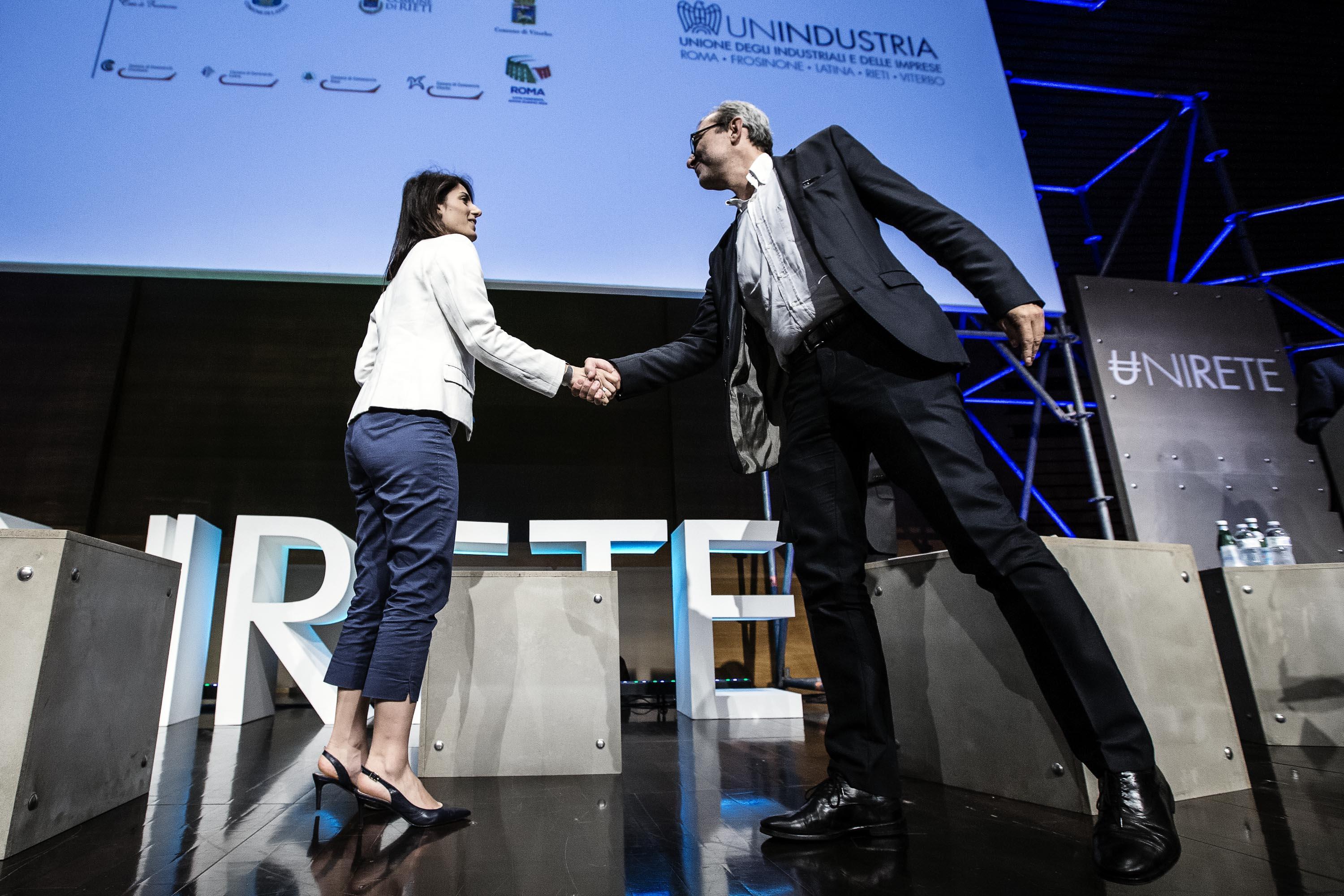 Virginia Raggi look: pantaloni aderenti e tacchi FOTO