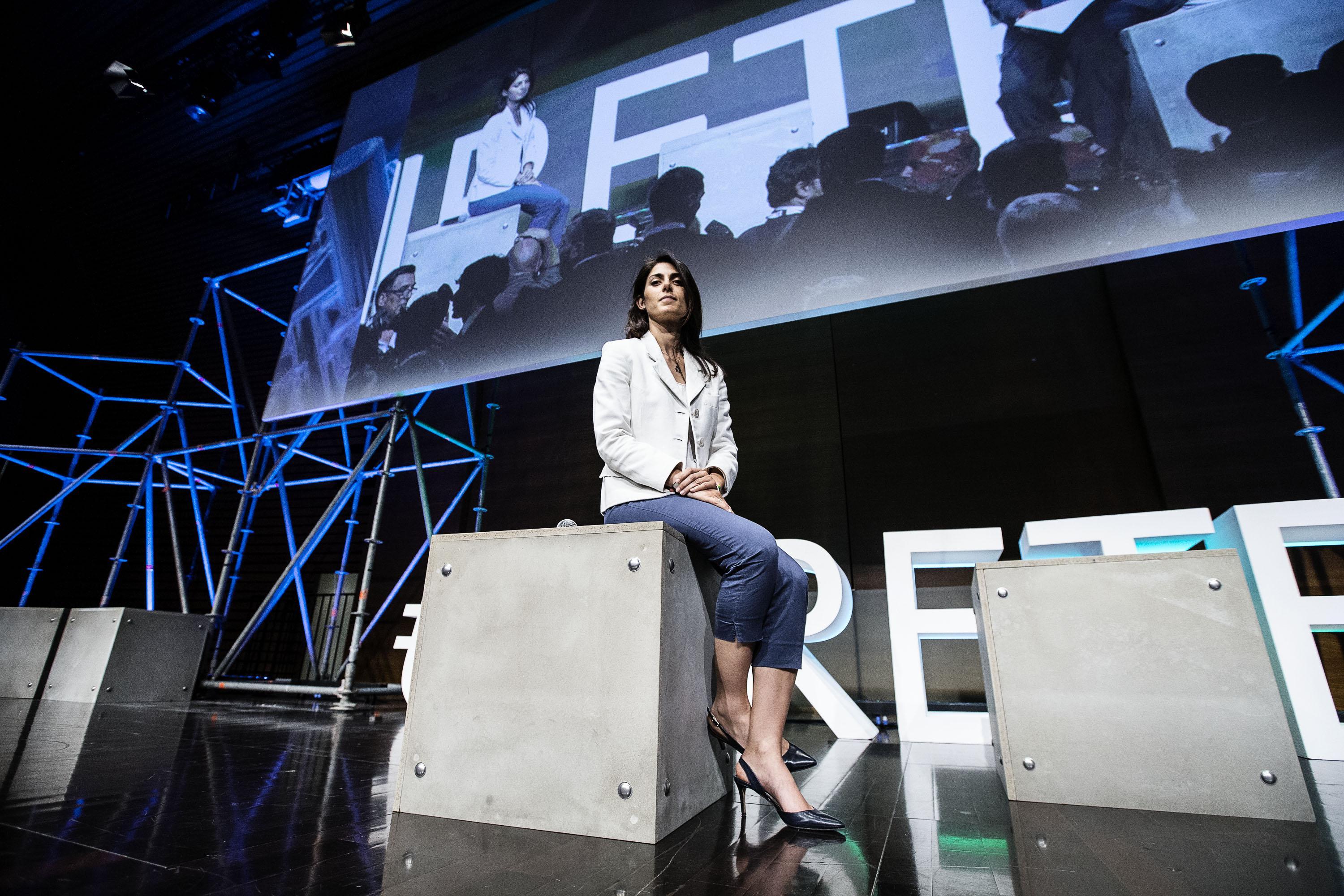 Virginia Raggi look: pantaloni aderenti e tacchi FOTO