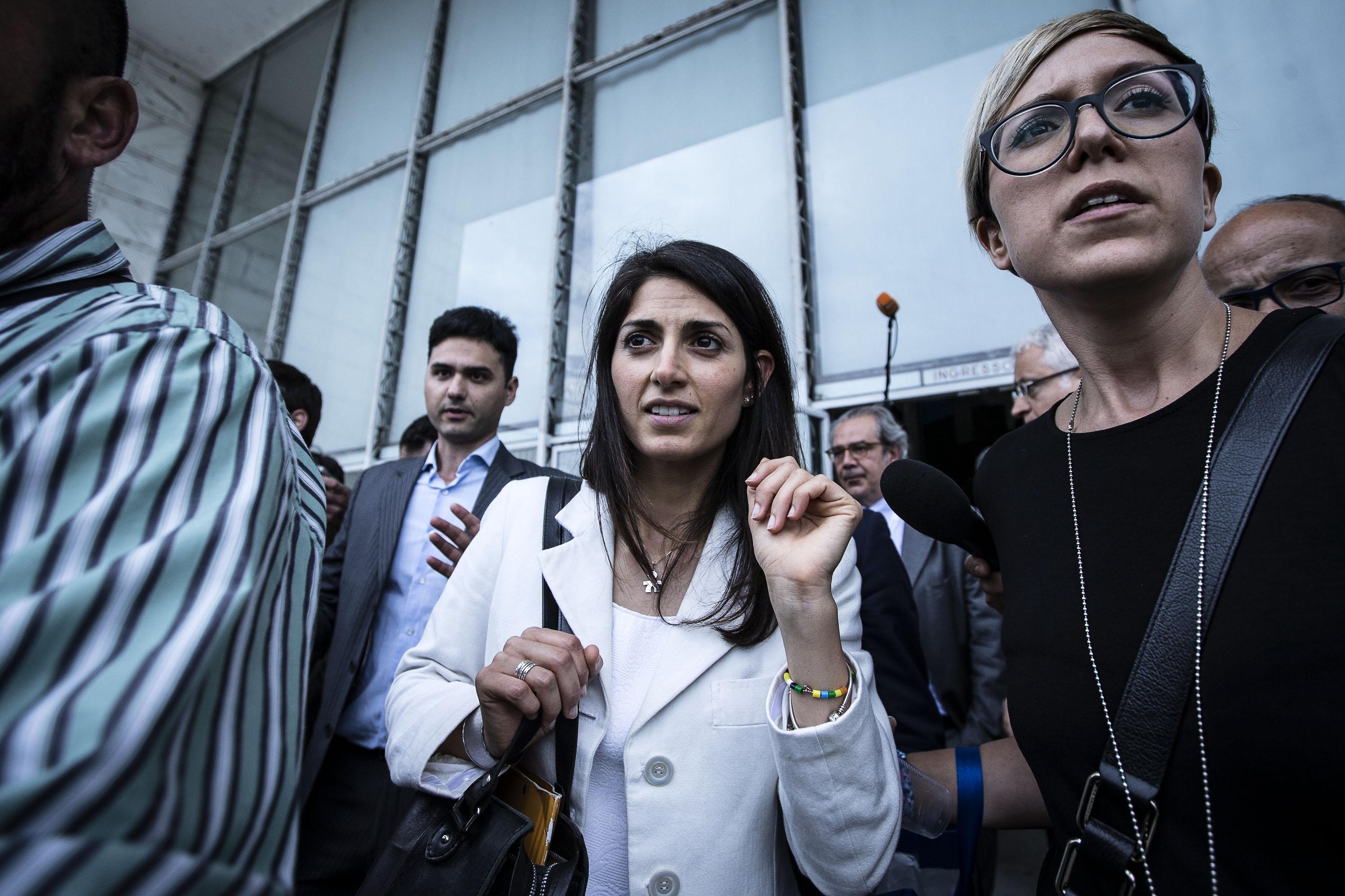 Virginia Raggi look: pantaloni aderenti e tacchi FOTO