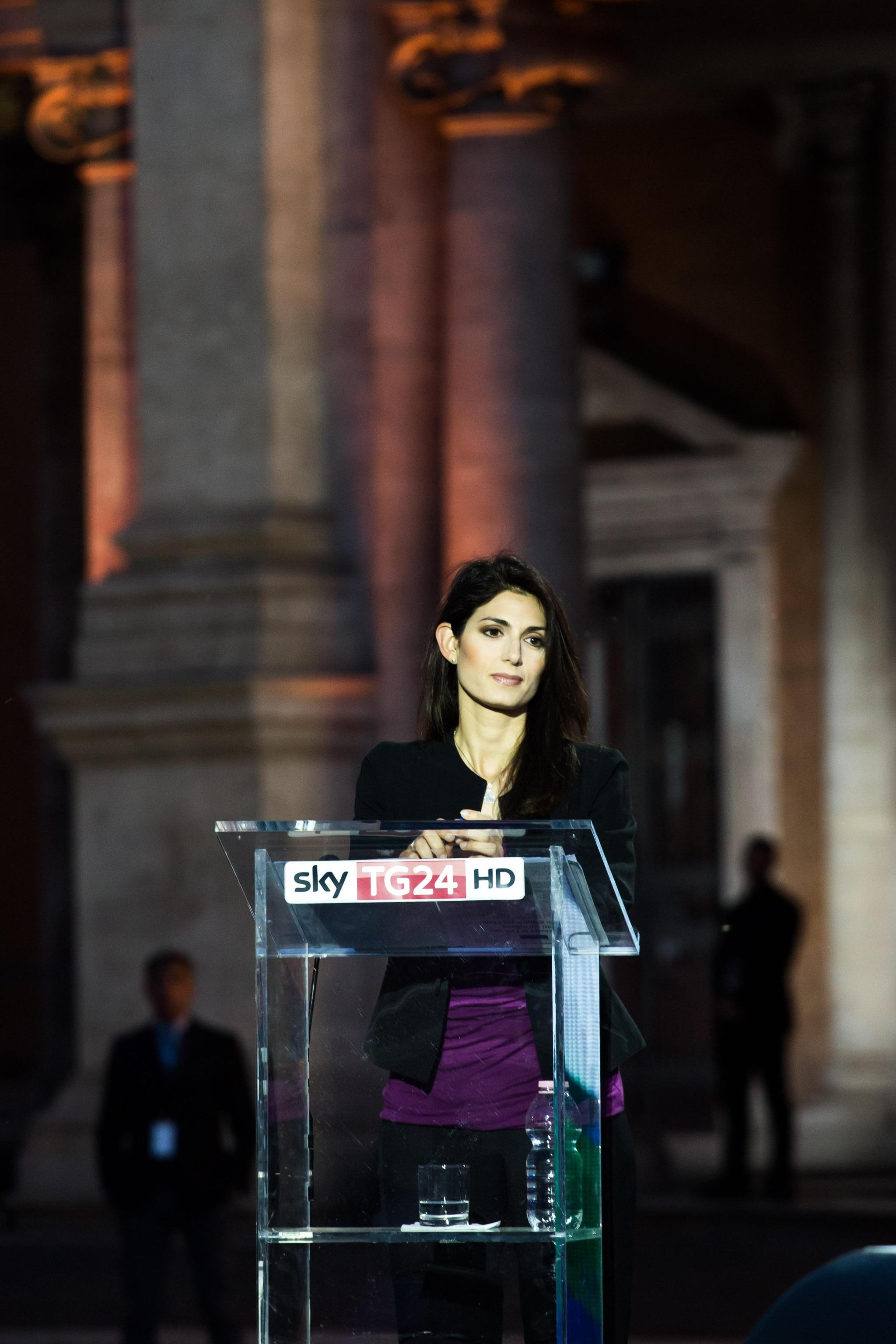 Virginia Raggi, pantaloni neri e blusa viola a Sky FOTO