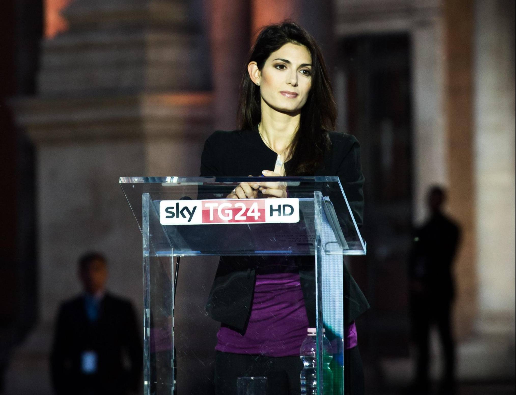 Virginia Raggi, pantaloni neri e blusa viola a Sky FOTO