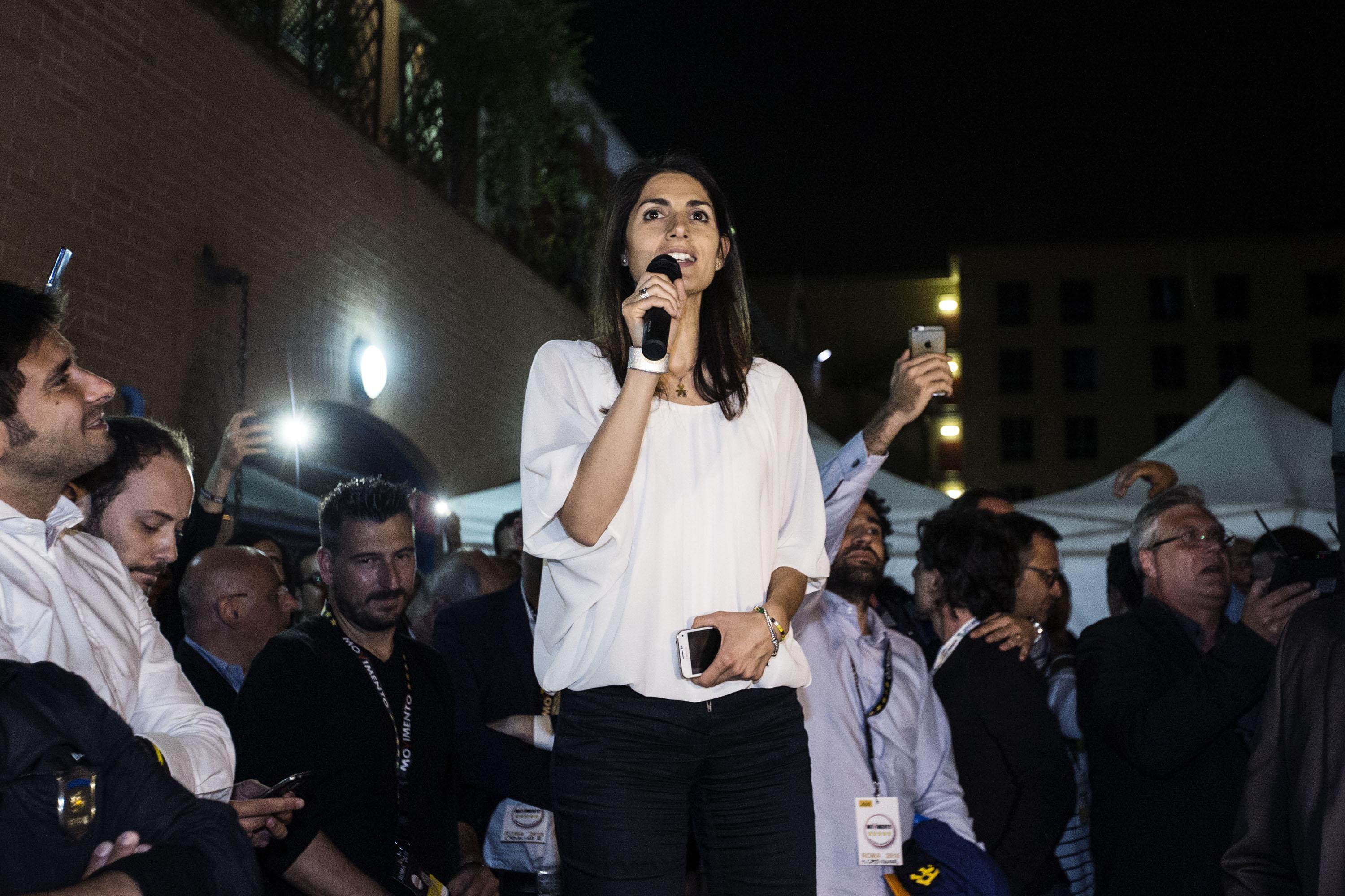 Virginia Raggi, look casual: blusa e pantaloni larghi FOTO