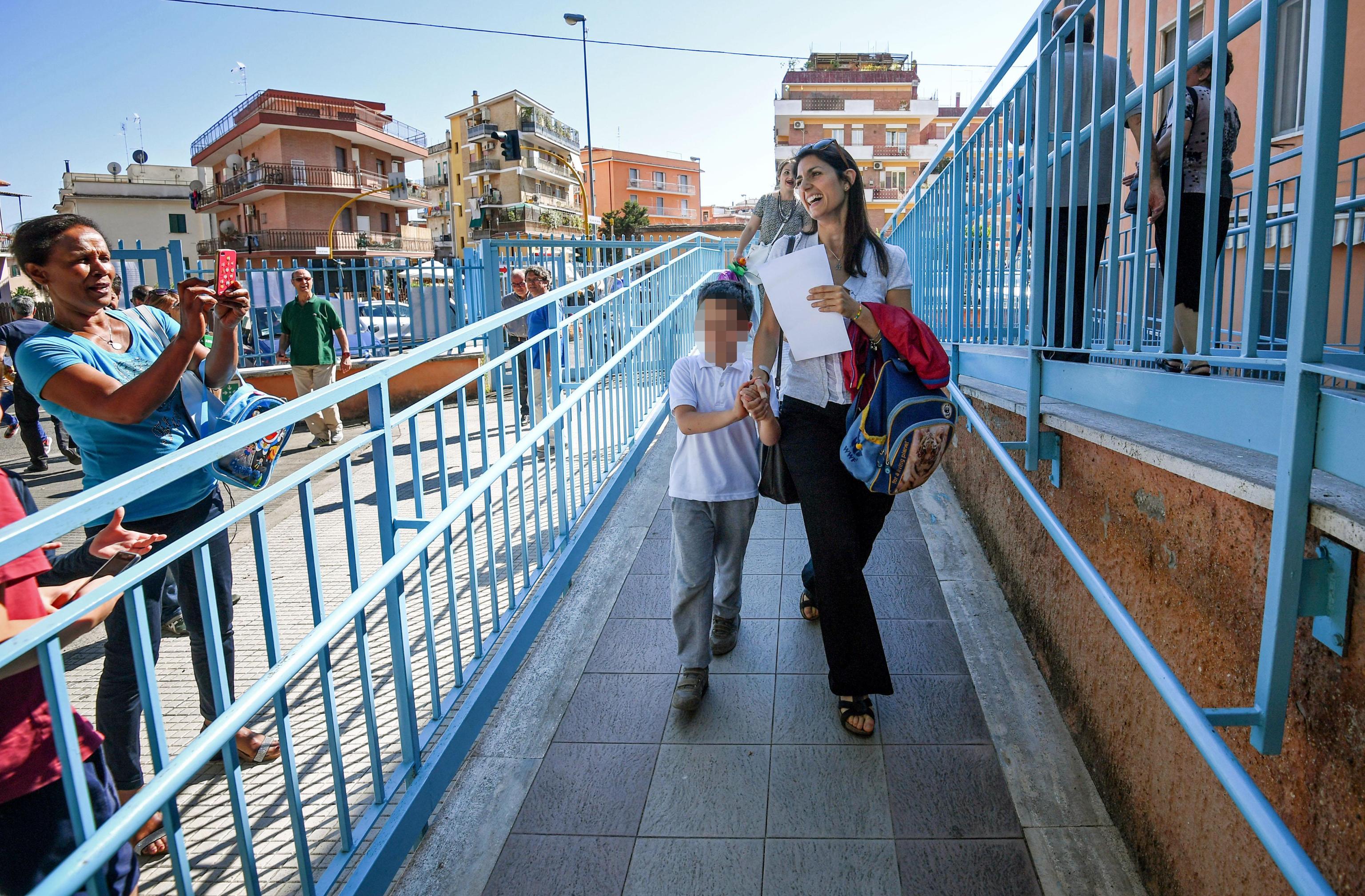 Virginia Raggi, casual look: t-shirt e pantaloni a campana FOTO