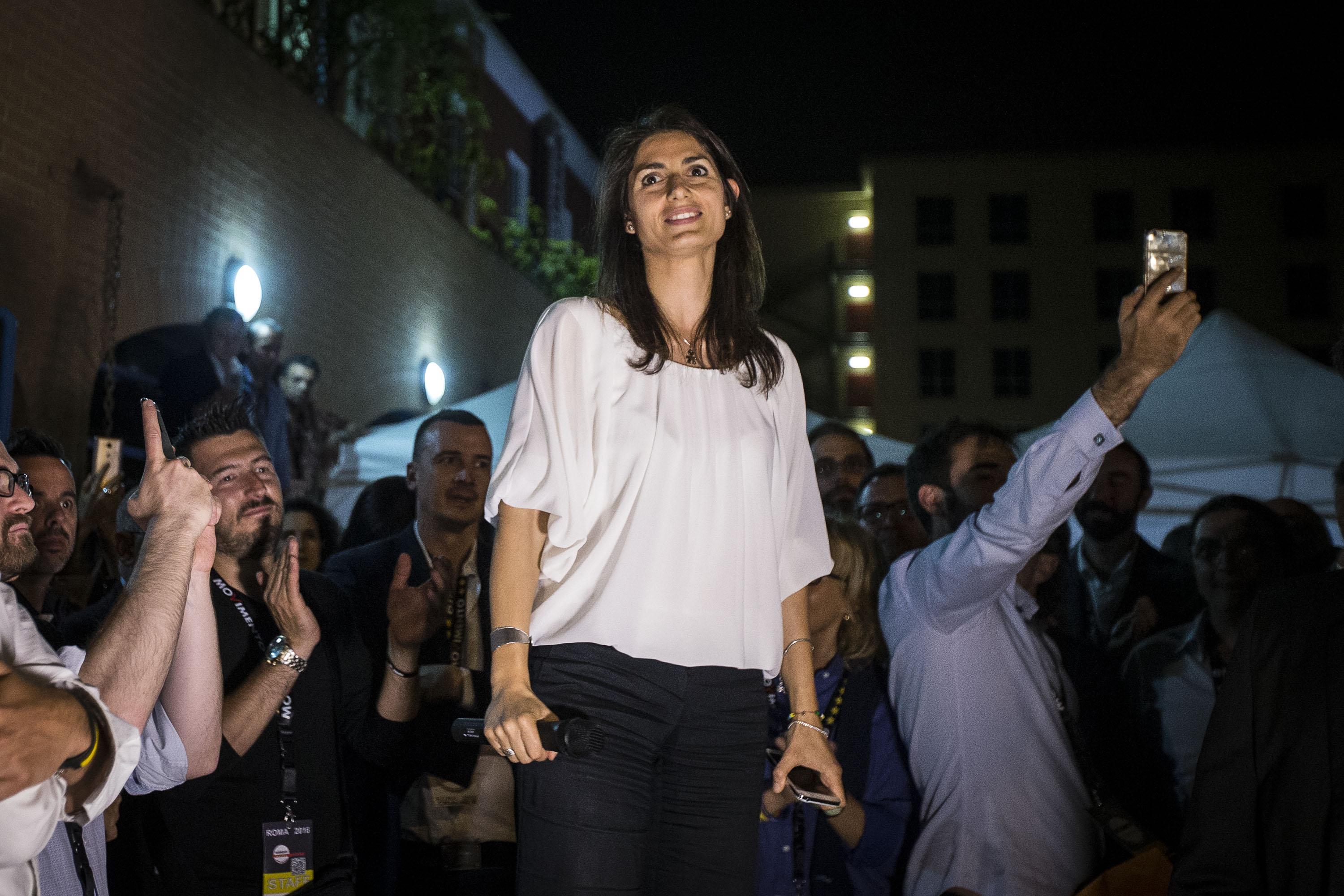 Virginia Raggi, look casual: blusa e pantaloni larghi FOTO