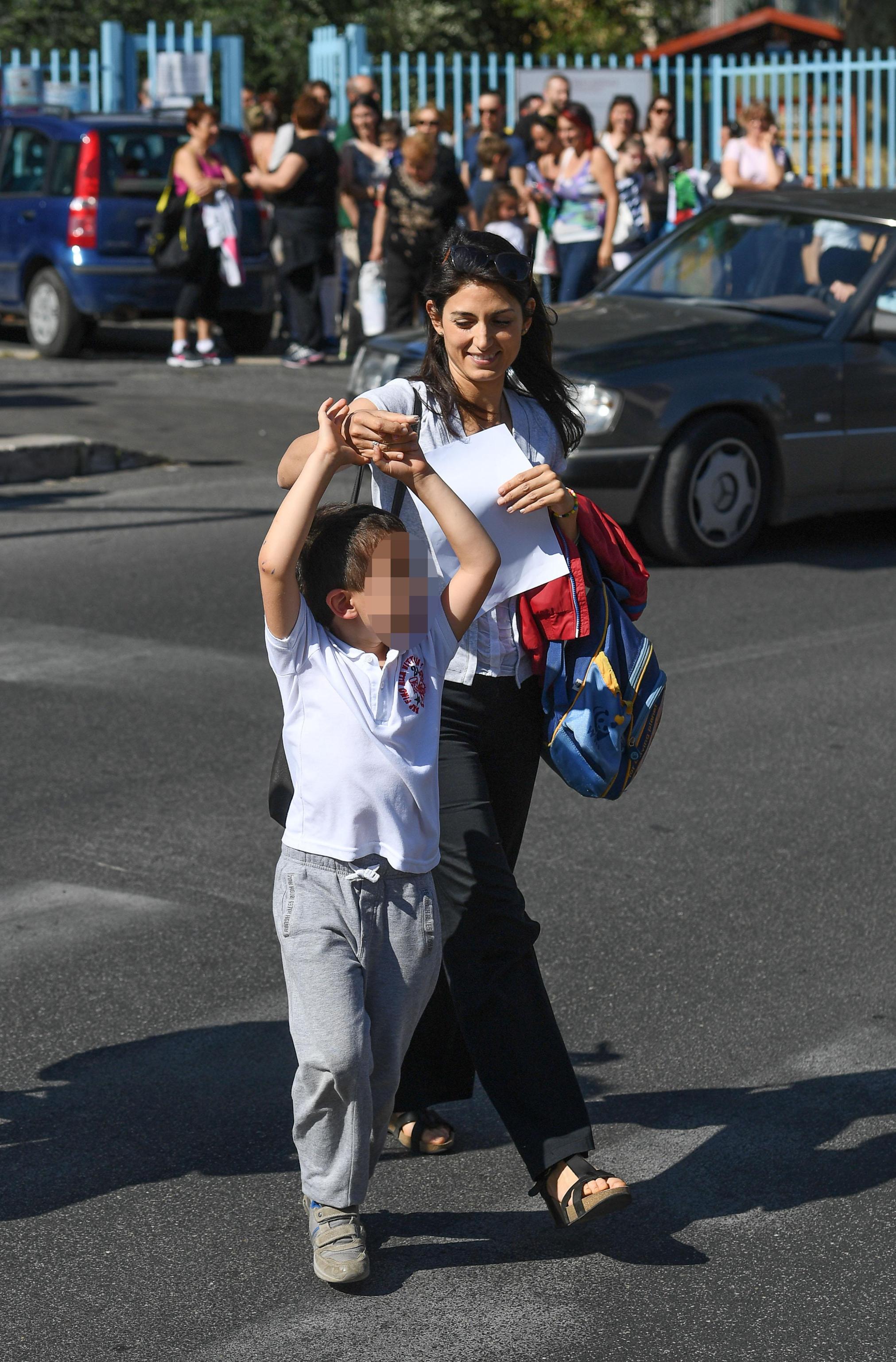 Virginia Raggi, casual look: t-shirt e pantaloni a campana FOTO