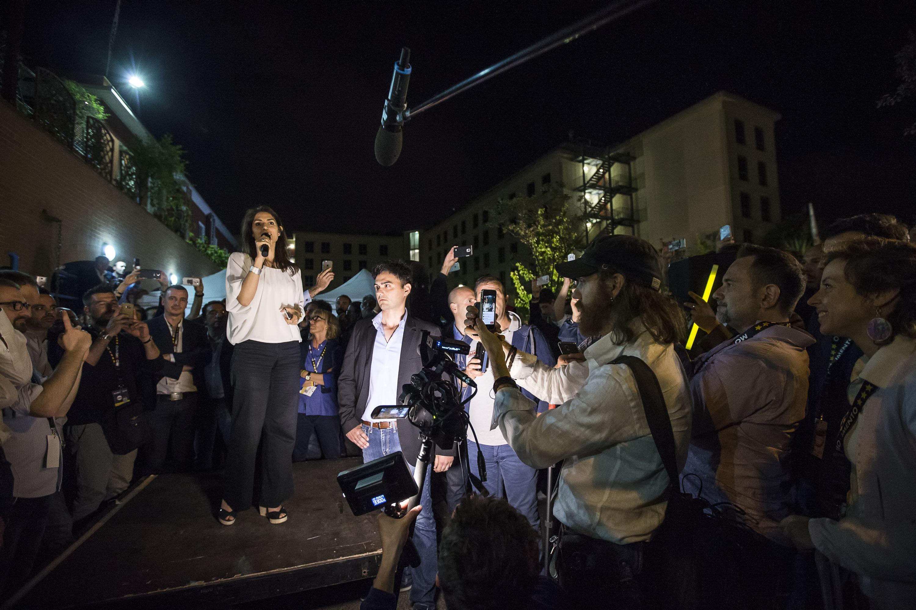 Virginia Raggi, look casual: blusa e pantaloni larghi FOTO