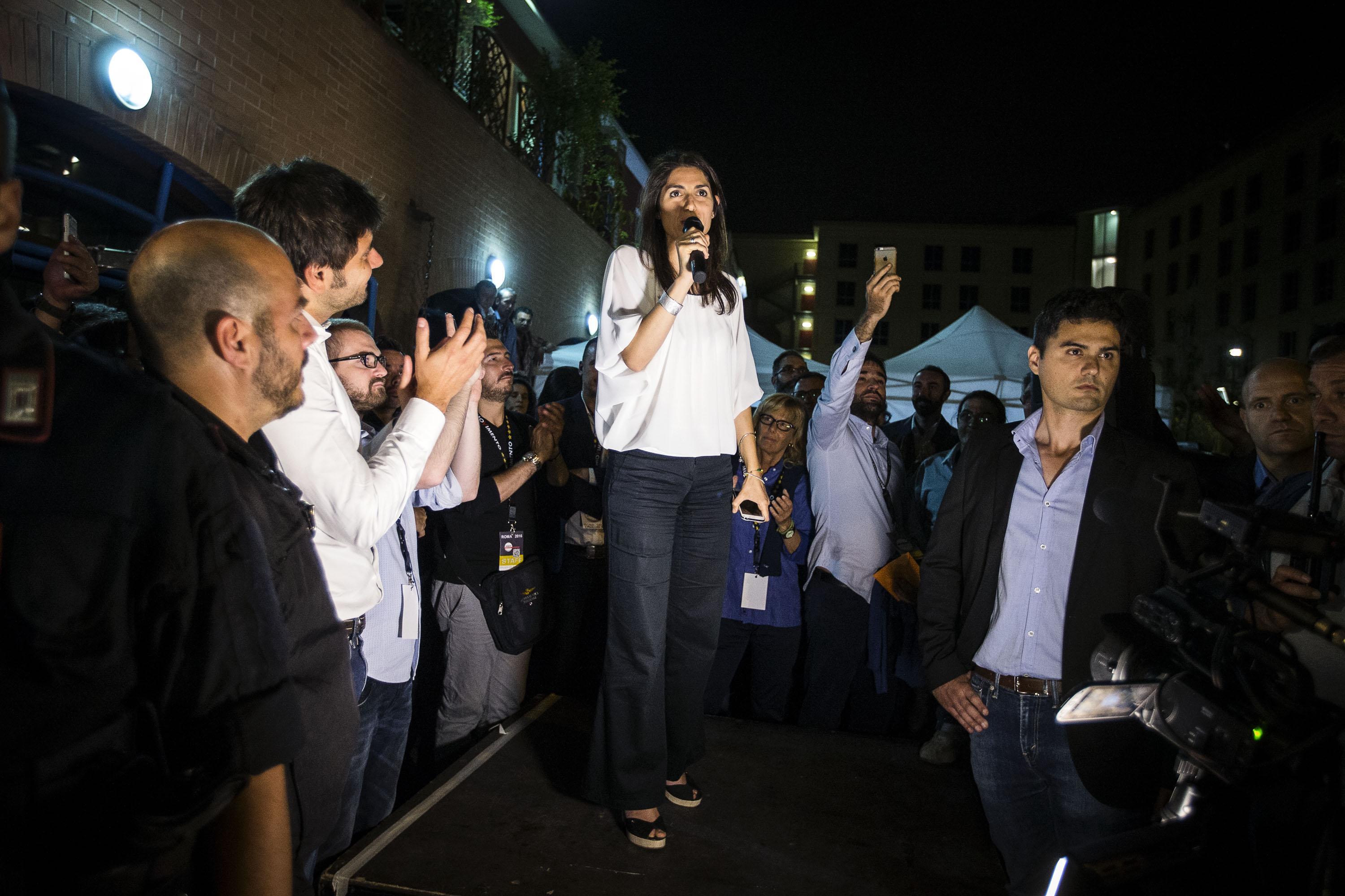 Virginia Raggi, look casual: blusa e pantaloni larghi FOTO