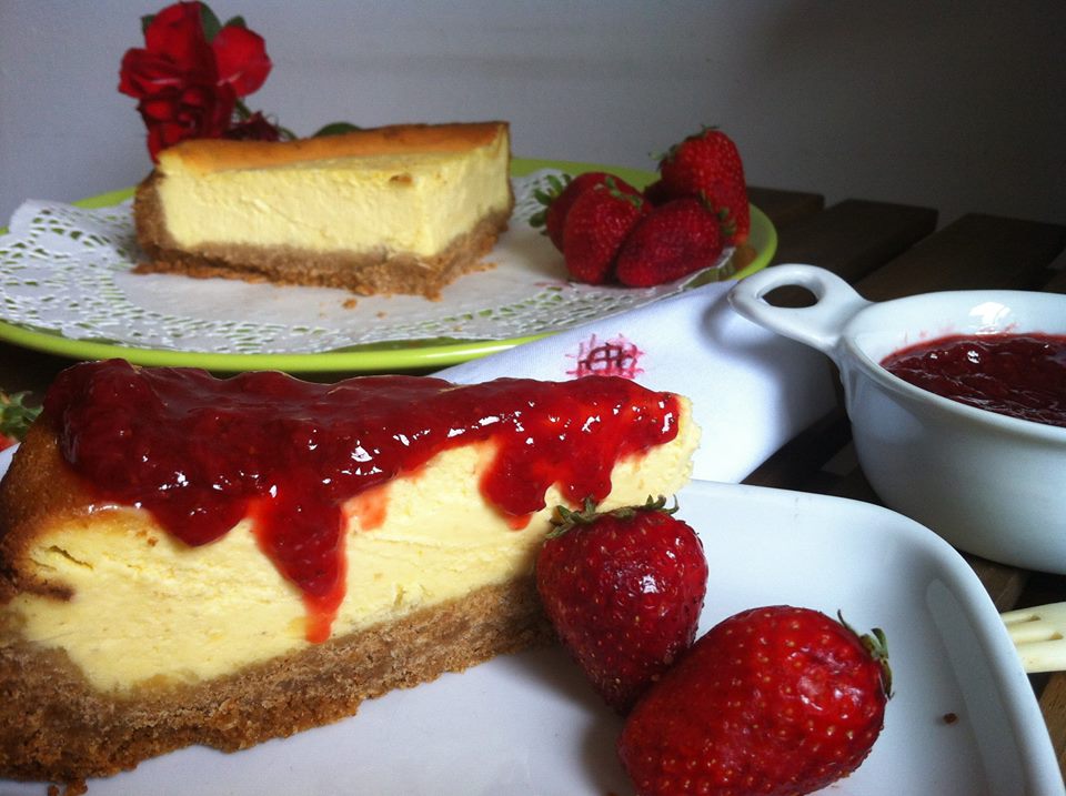 una Signora cheesecake, una ricetta bilanciata dalla mia amica Michela Gullini, molto molto cremosa e delicata, a mio avviso uguale a quella originale (oserei dire, anche meglio). E’ una ricetta con l’utilizzo di diversi formaggi, vi possono sembrare eccessivi, ma è frutto di non pochi tentativi, al fine di ottenere gusto e consistenza come quella americana