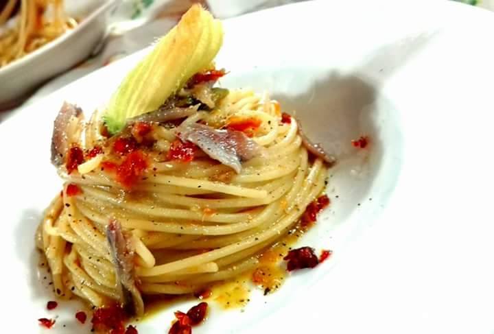 Spaghetti con Crema di Fiori di Zucca, Alici e Pomodori Secchi